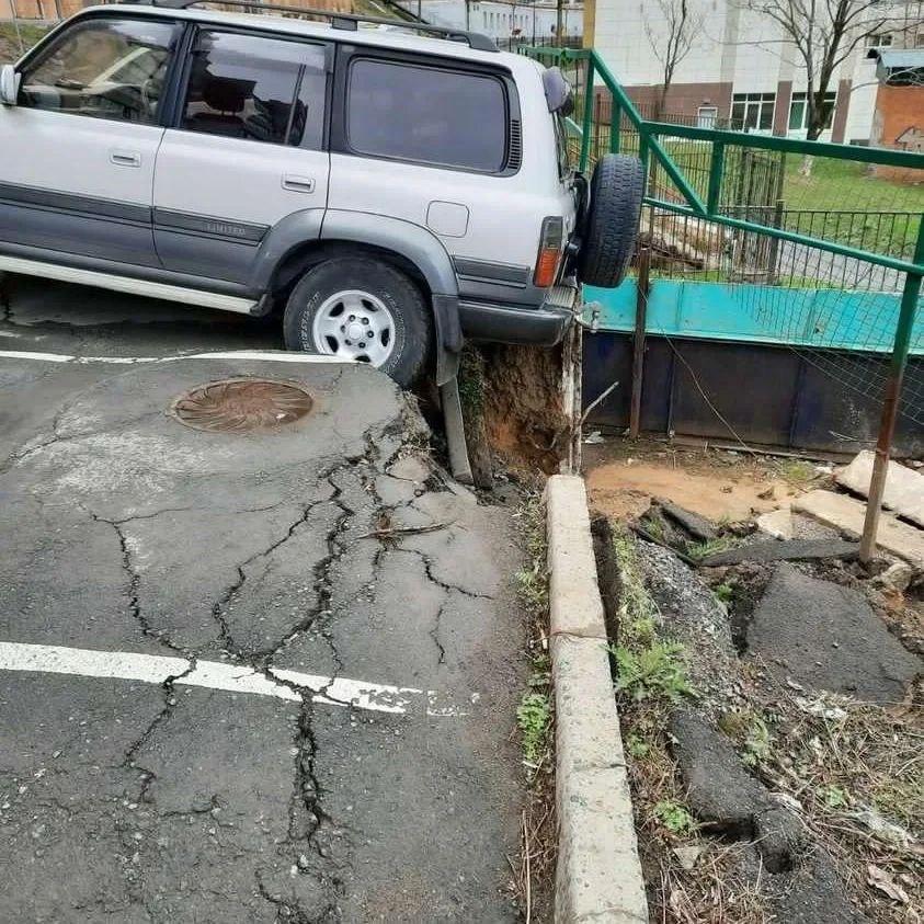 Фото: Telegram-канал eger_vdk | «Сейчас машина упадет». Во Владивостоке обвалилась подпорная стена