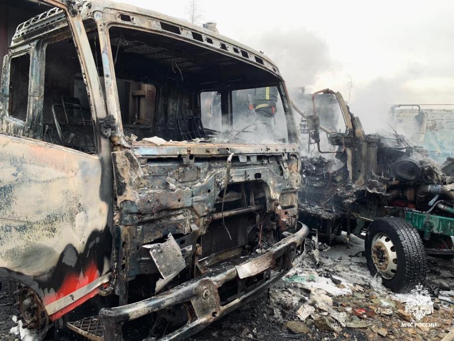 «Средь бела дня». Два грузовика сгорели на стоянке во Владивостоке
