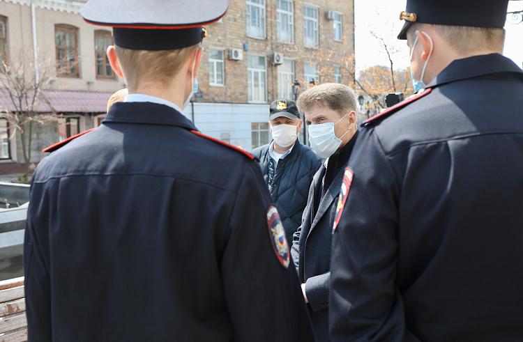 Олег Кожемяко проверил, как жители Владивостока соблюдают режим самоизоляции