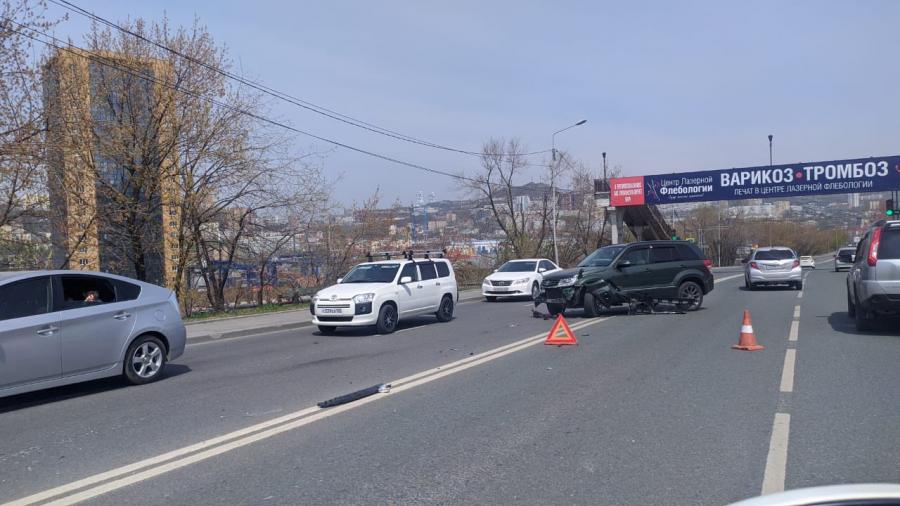 Две скорых приехало: серьезное ДТП произошло на светофоре во Владивостоке