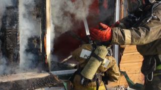 Фото: 25.mchs.gov.ru | Пожарные ликвидировали возгорание пристройки частного дома в Приморье