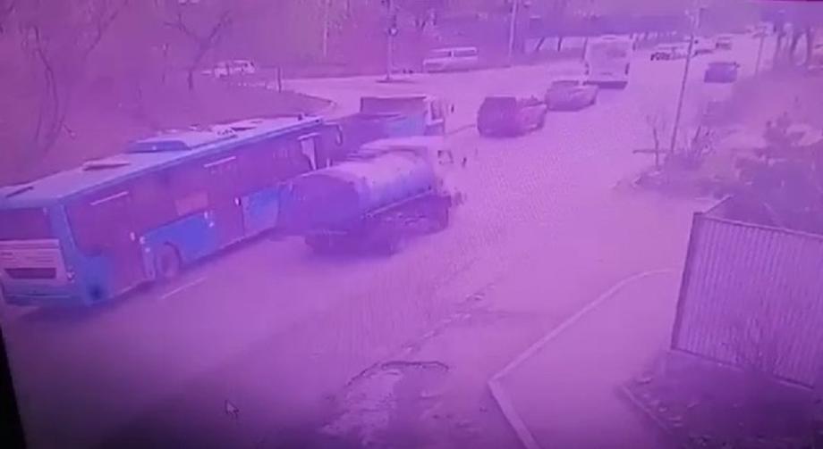 Фото: Telegram-канале Svodka25 | «Ума нет – считай калека»: во Владивостоке водовоз сбил пассажирку автобуса