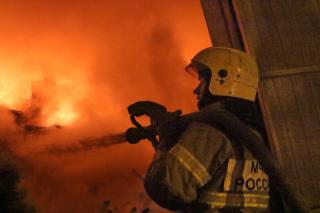 Фото: 25.mchs.gov.ru | Во Владивостоке уничтожен огнем торговый павильон