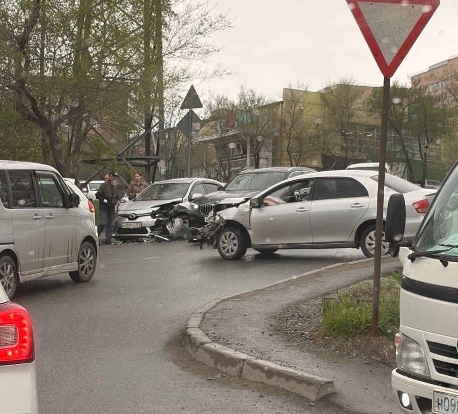 Жесткая авария на Постышева: во Владивостоке иномарка влетела в Prius у АЗС