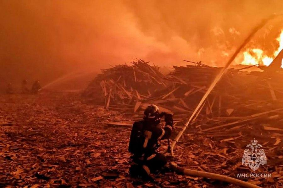 Фото: Telegram-канал "МЧС ПРИМОРЬЕ" | Еще один масштабный пожар всю ночь тушили в Приморье