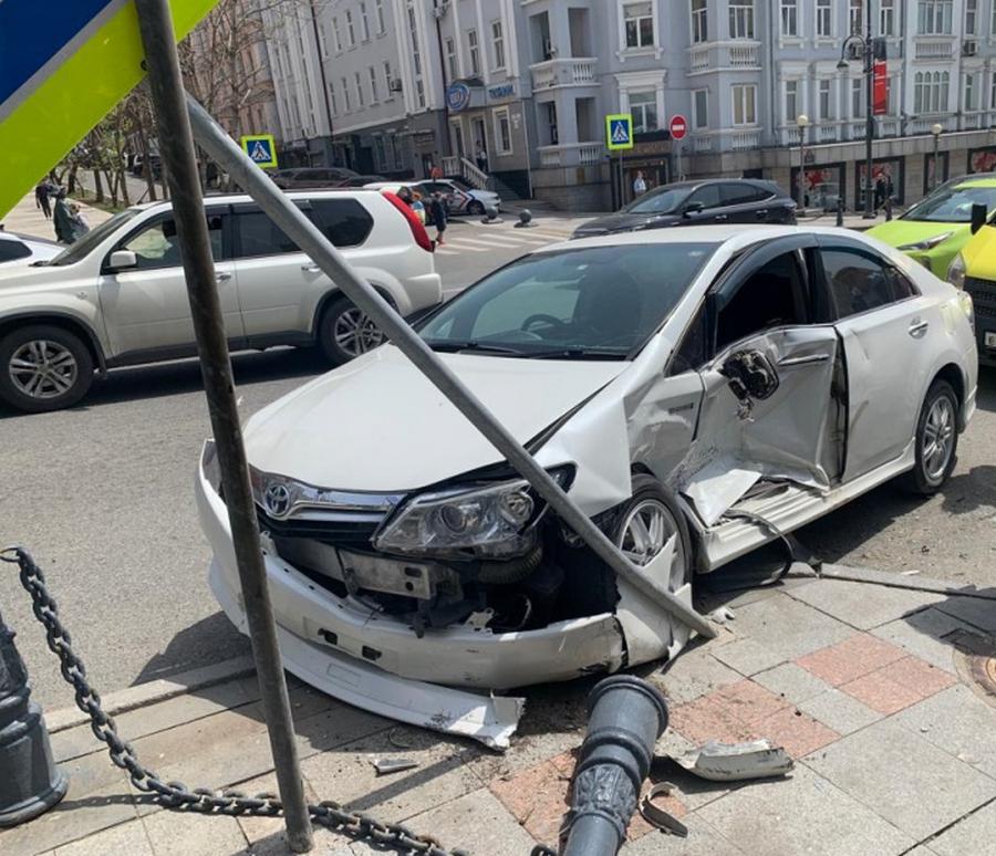 Фото: 25.мвд.рф | Ударила Lexus, снесла знак: автоледи устроила ДТП в центре Владивостока