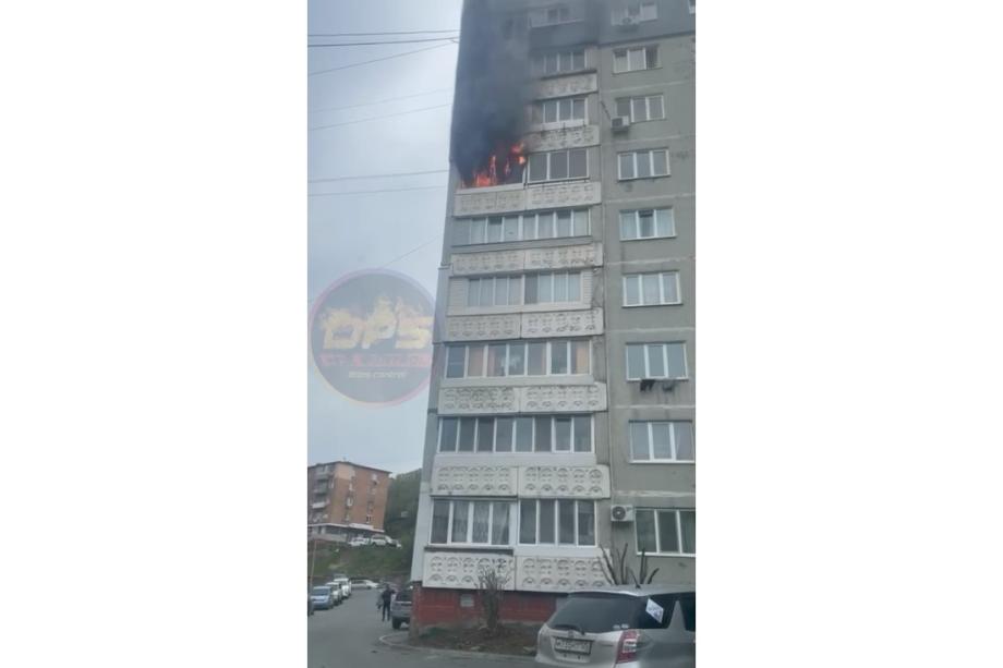 Фото: кадр видео | В эти минуты: очевидцы сняли на видео пожар в одной из многоэтажек Владивостока