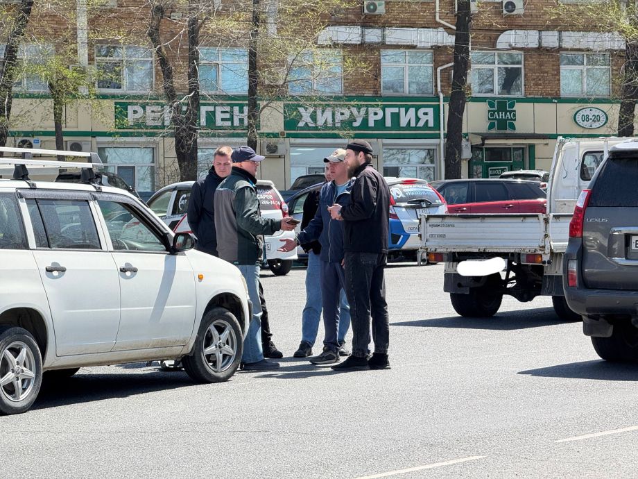«Разборки у кольца»: очередное ДТП парализовало движение у Инструментального завода во Владивостоке