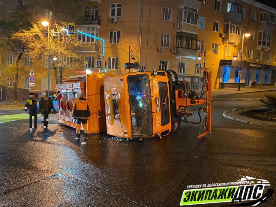 Фото: Telegram-канал dps_vl | Во Владивостоке ночью произошло ДТП с «перевертышем»