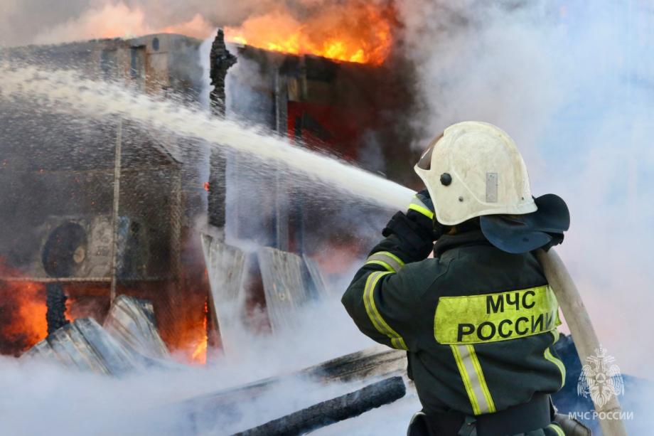 Ночной пожар: в Приморье сгорел автосервис