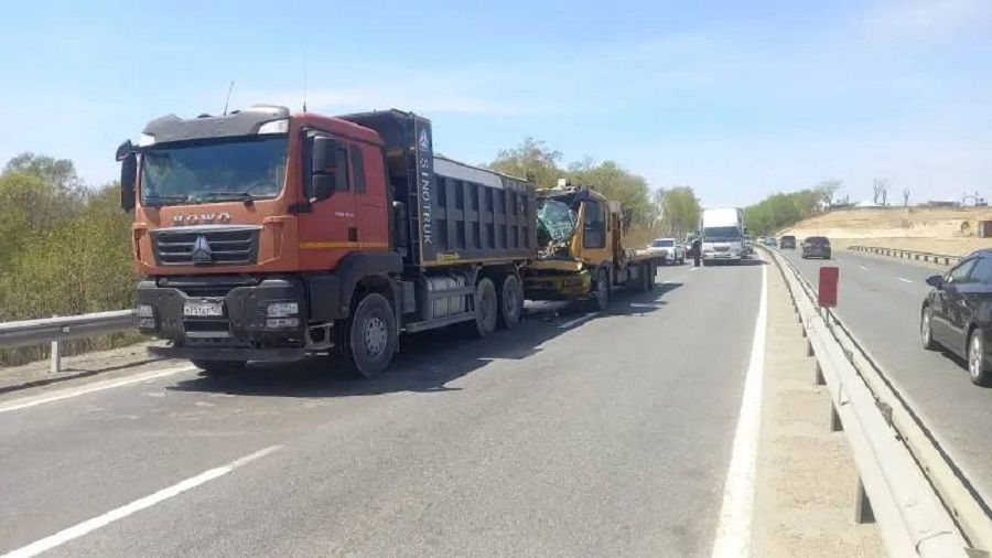 Столкновение грузовиков под Владивостоком: водитель в больнице с переломами