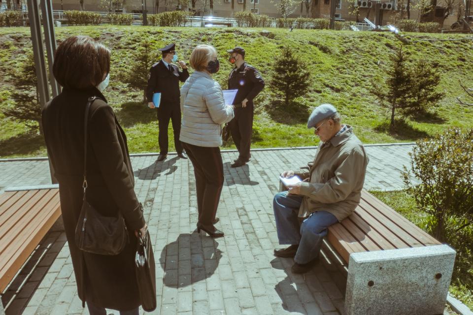Видео: рейды по выявлению нарушителей самоизоляции продолжаются во Владивостоке