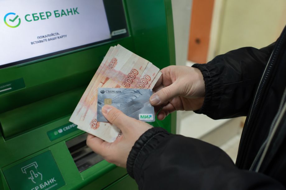 Россиянам в мае дадут один раз по 10 000 рублей от государства. Названа дата прихода денег на карту