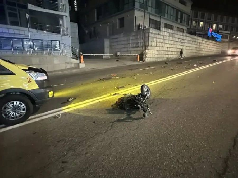 Смерть на дороге во Владивостоке: мопедист врезался во встречное авто