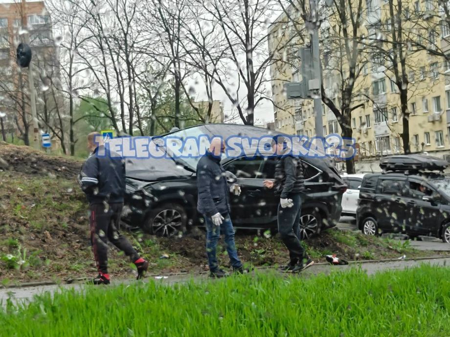 Разнёс тротуар и вылетел на косогор – подробности жесткого ДТП во Владивостоке