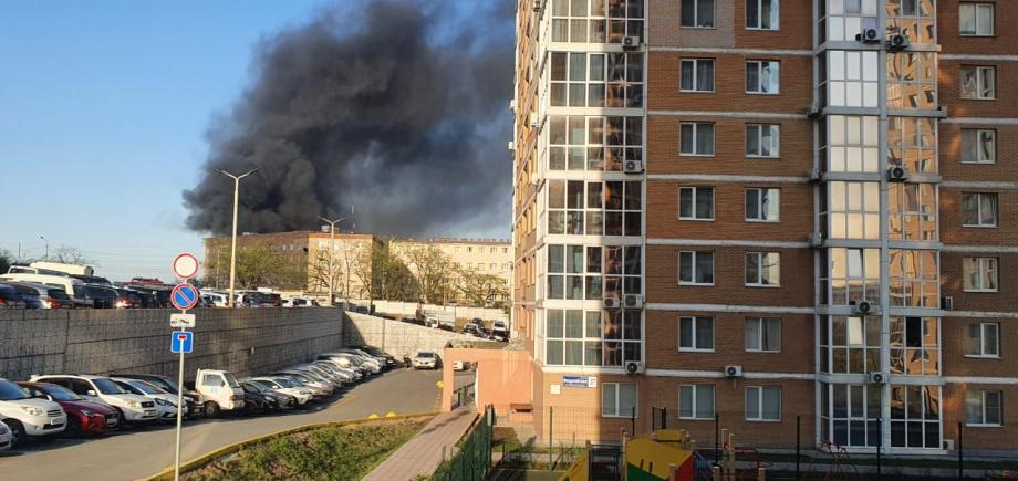 «Жуткий дым». Владивостокцы заметили крупный пожар на Патрокле