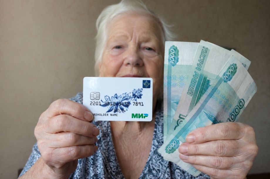 По 9 500 рублей сверху пенсии: кто получит майскую доплату на карту «Мир»