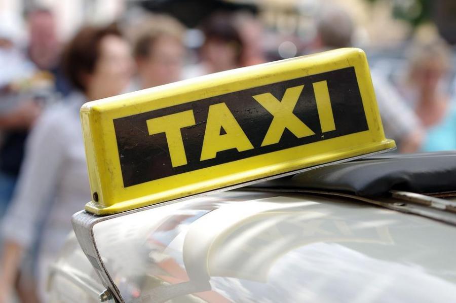 «Праздник обходится дорого»: в Приморье таксисты подняли цены в четыре раза
