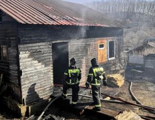 Фото: 25.mchs.gov.ru | Пожар в жилом доме: в Приморье курение едва не привело к трагедии