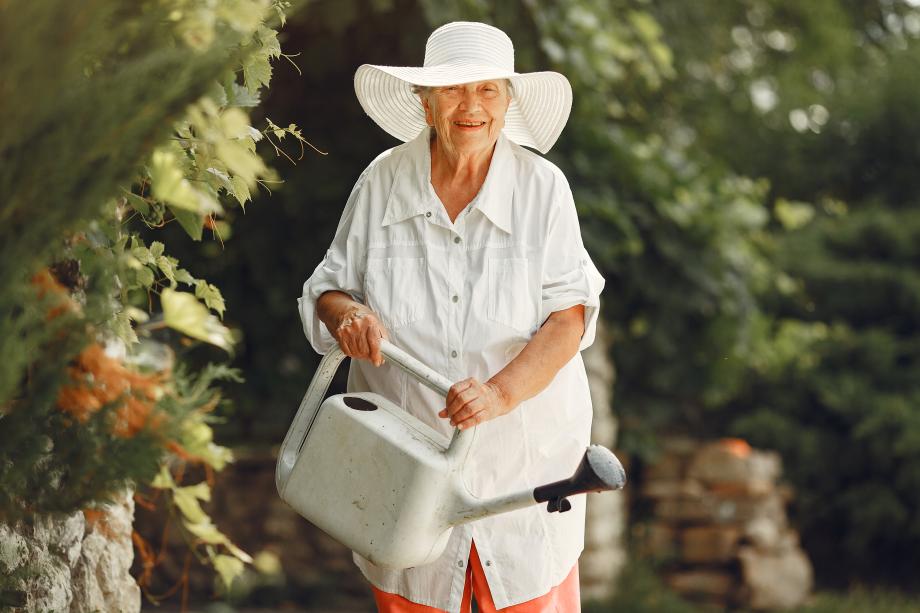 Фото: freepik.com | Как обезопасить пожилым людям работу на даче