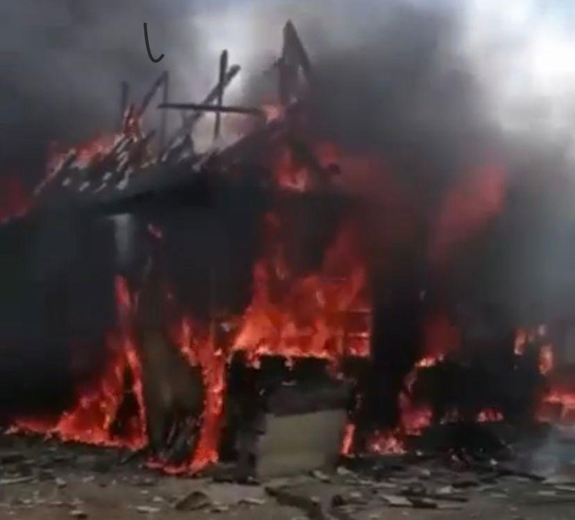 Фото: Скриншот из видео в соцсетях | Целая семья осталась без денег, документов и дома, который сгорел 9 мая