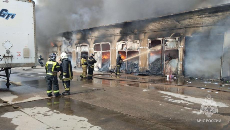 Фото: 25.mchs.gov.ru | Полыхало почти сутки: в Приморье продолжают гореть складские помещения