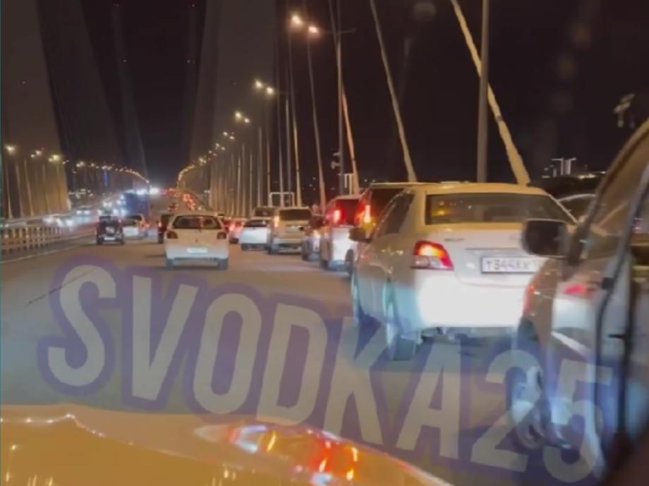 «А что, так можно было?»: во Владивостоке сотни машин перекрыли движение ради салюта