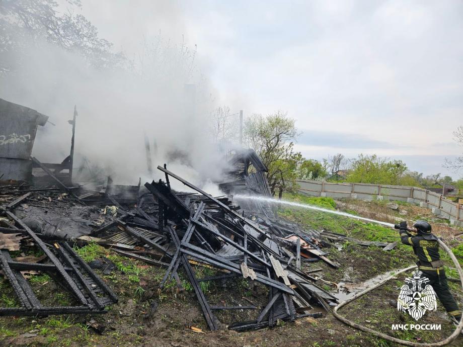 Во Владивостоке сгорело здание напротив школы