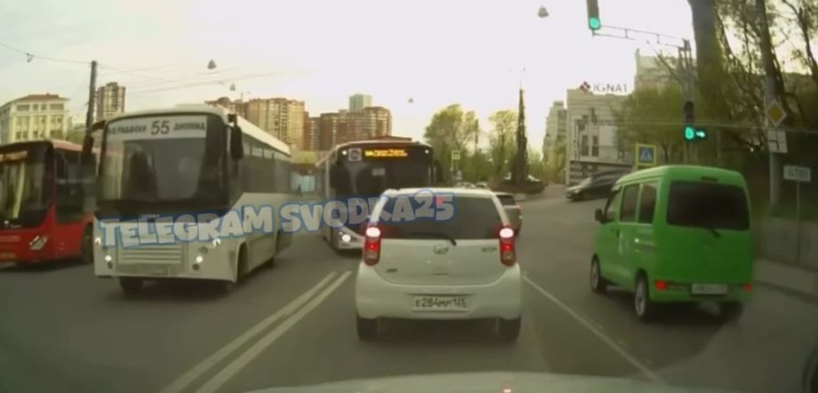 Очевидцы засняли «очумелые маневры» автобусов на Дальпрессе во Владивостоке