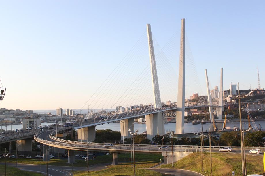 Фото: PRIMPRESS | Фура и универсал «не поделили» Золотой мост во Владивостоке