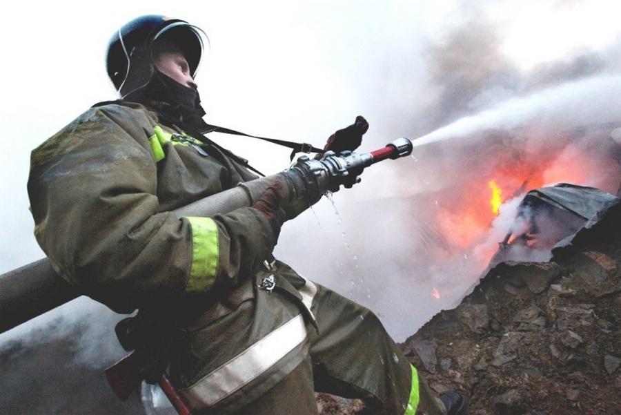 Фото: 25.mchs.gov.ru | Съехал в кювет и загорелся: во Владивостоке полыхал внедорожник