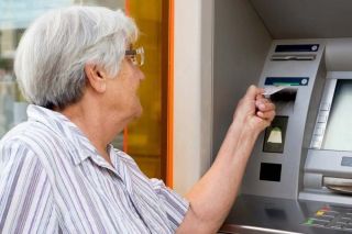 Новое правило вводится для всех, кто получает пенсию на банковскую карту