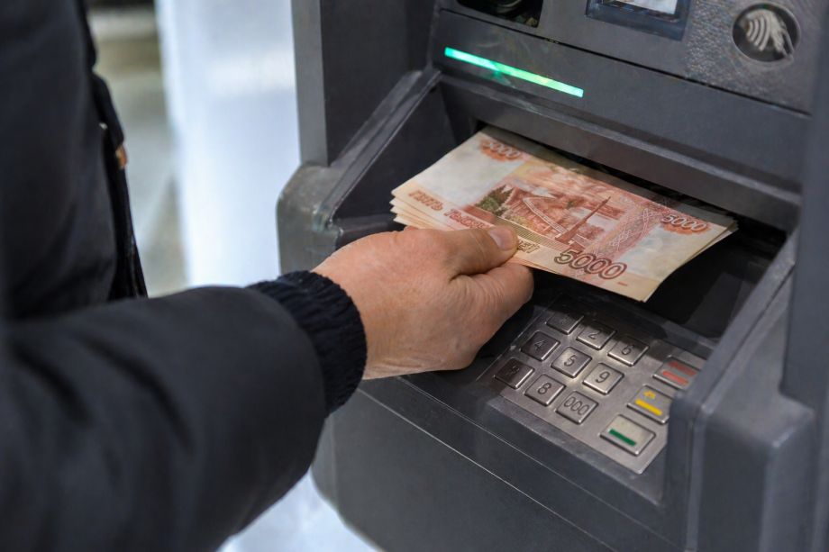 Почему с 12 мая стоит снять деньги с банковских карт