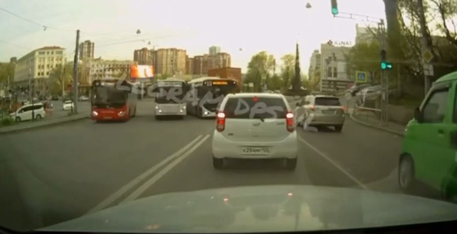 Полиция начала проверку по факту выезда на «встречку» автобуса во Владивостоке