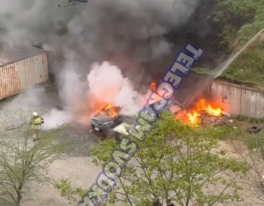 Сразу два автомобиля вспыхнули ночью во Владивостоке