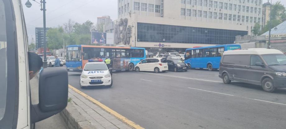 Фото: Telegram-канал dpskontrol_125rus | ДТП в центре Владивостока спровоцировало серьезные пробки