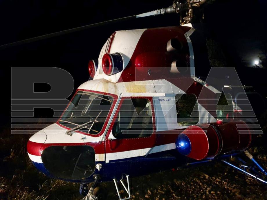Фото: Telegram-канал BAZA | Вертолет Ми-2 совершил жесткую посадку на линию электропередачи в Приморье
