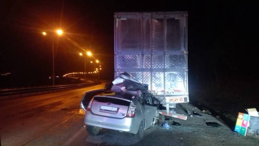 Залетела под грузовик: молодая женщина погибла в страшной аварии в Приморье