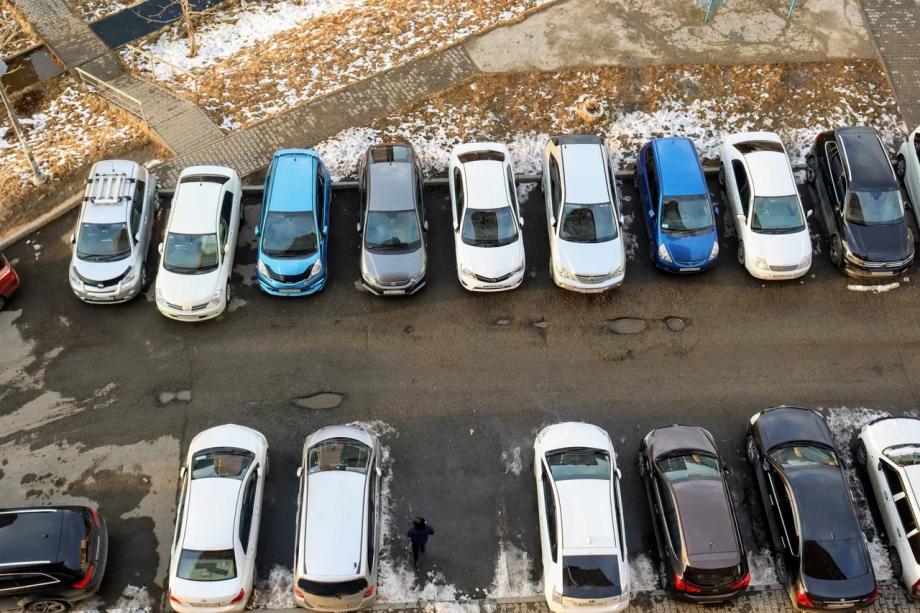 Фото: PRIMPRESS | Настоящая война: «Грязная» битва за парковку разразилась в одном из районов Владивостока
