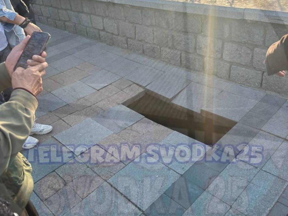 Китайский турист едва не провалился под землю в центре Владивостока