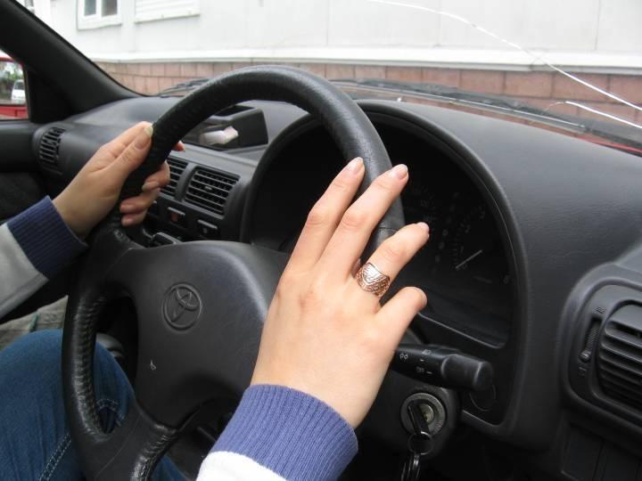 «Он выбирает женщин за рулем»: водителей предупредили об опасности в Приморье