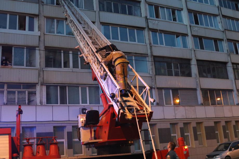 Фото: 25.mchs.gov.ru | Огнеборцы ликвидировали возгорание в многоквартирном доме в Приморье