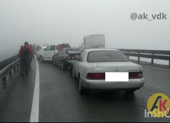 «Это не паровозик, это эшелон»: массовое ДТП произошло на объездной трассе во Владивостоке