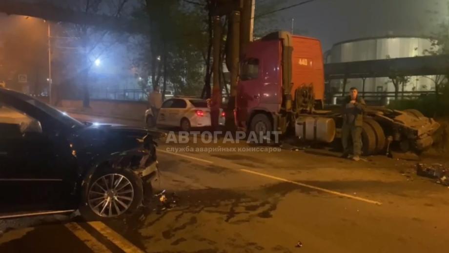 Фото: Telegram-канал "АВТОГАРАНТ" | Во Владивостоке минувшей ночью Mercedes разворотил грузовик