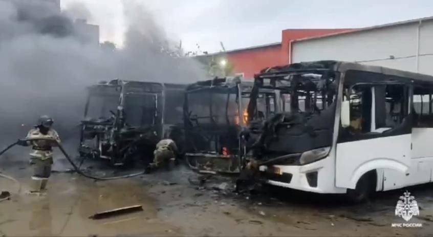 Восемь автобусов сгорели во Владивостоке этим утром