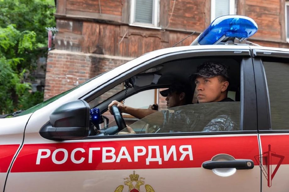 Таксиста пытались задушить за отказ везти двух пьяных жителей Уссурийска