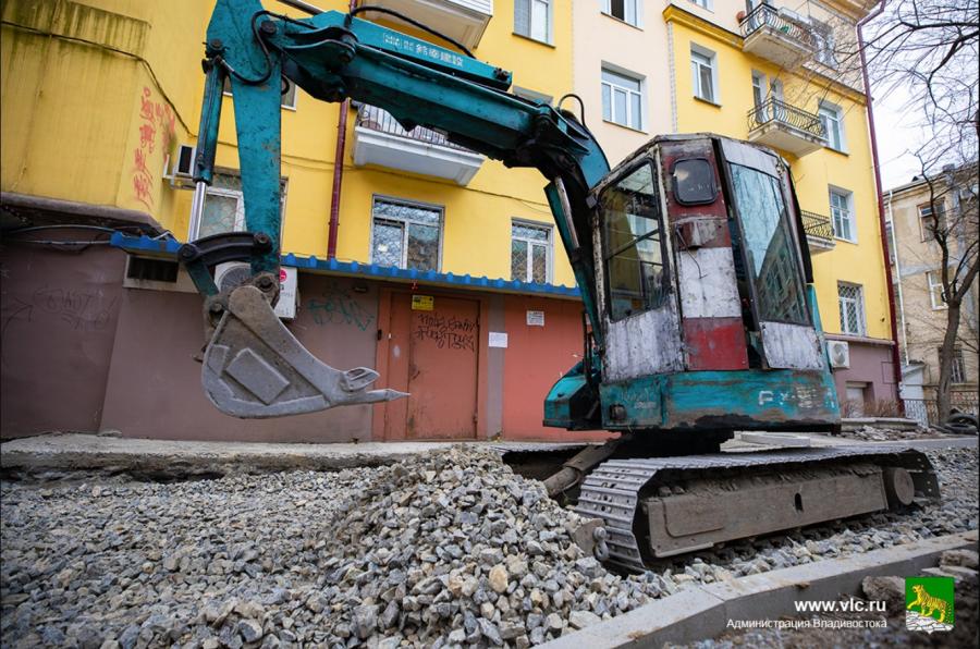 Во Владивостоке ремонтируют 22 двора