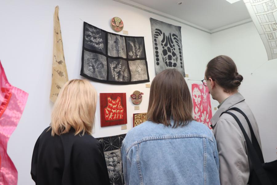 Женское искусство: во Владивостоке представлен уникальный выставочный проект Марии Ламзиной