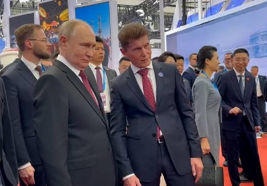 Владимир Путин стал первым гостем павильона Приморья на ярмарке в Харбине