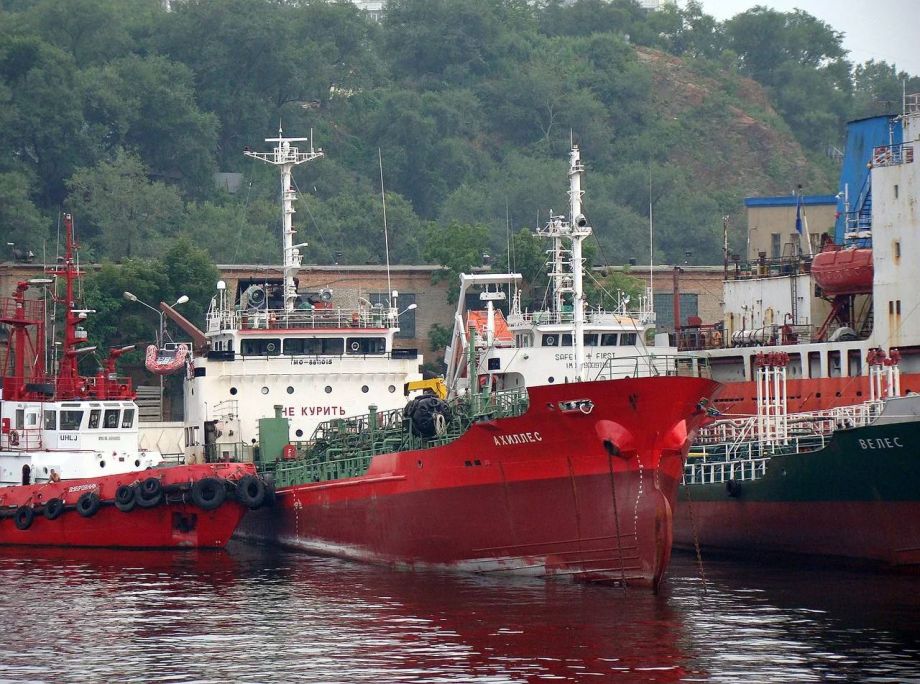 Морское ЧП: швартовка танкера в Находке закончилась повреждением другого судна